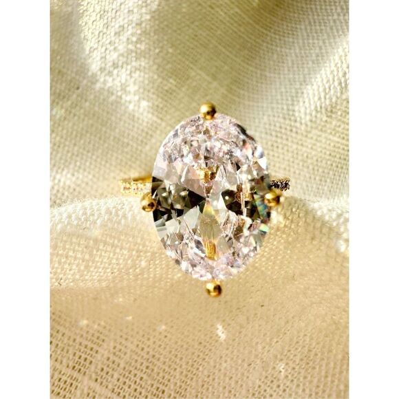 Gorgeous Oval cut cubic zirconia solitaire ring - Picture 2 of 9